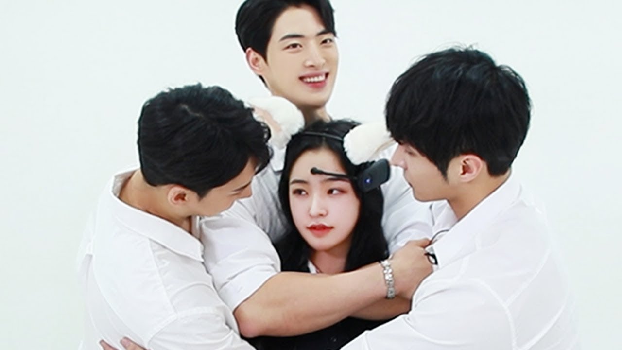 Коллекция студенток в окружении красивых мужчин