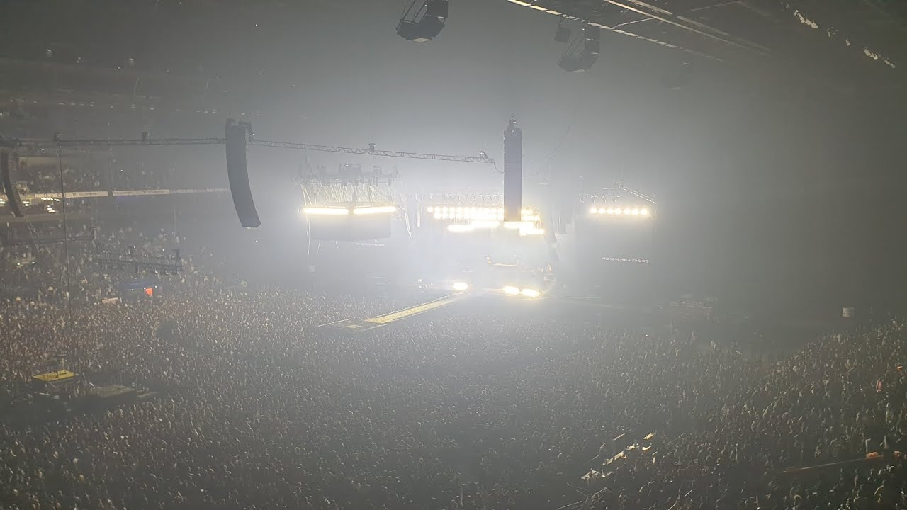 50 CENT THE FINAL LAP TOUR- U ARENA PARIS - Entrée sur scène 