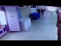 بالفيديو:  شاب ملثم يتحرش بـ"فتاة" داخل سوق بـ"وادي الدواسر"