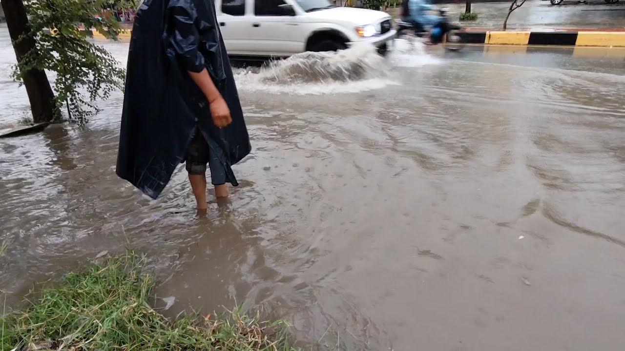 Massive flooding road after heavy rain, I drain rain water into the ...