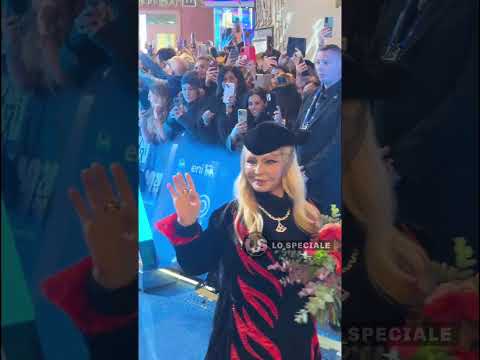 Video Sanremo 2026, da Fedez ad Arisa tutti i look più iconici del Blue Carpet