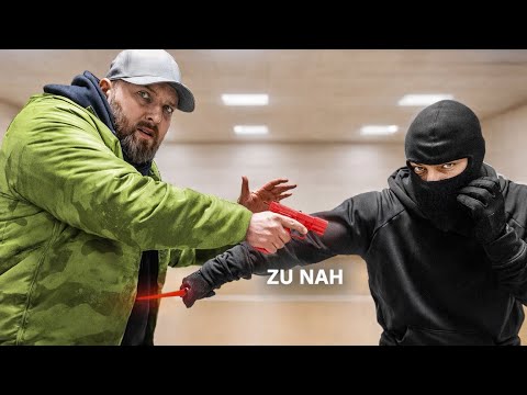 Why even police officers fail against knives!