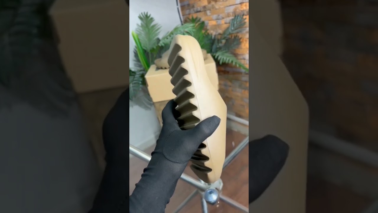 ADIDAS YEEZY PREMIUM SLIDES (With ORIGINAL Box 📦