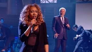 Sir Tom Jones and Sasha Simone perform Chain of Fools - The Voice UK 2015: The Live Final - BBC Resimi