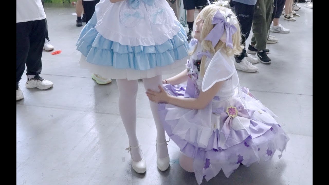 去漫展抱美少女的大腿