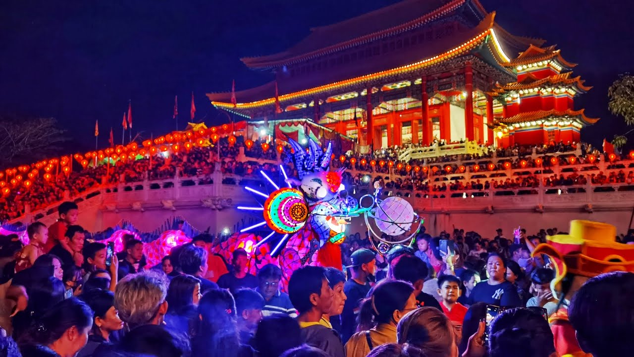 puncak ritual cuci jalan tarian naga langit ikut memeriahkan suasana capgomeh singkawang 2024
