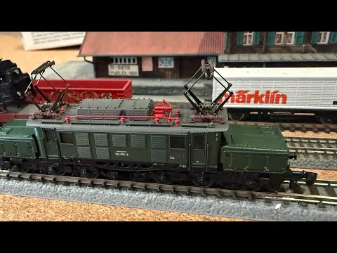 Marklin 81221 Cl 194 Electric Locomotive Crocodile Test Run at z