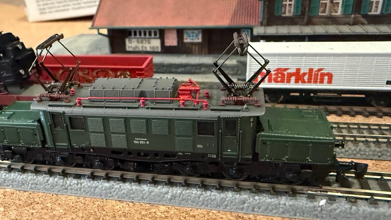 Marklin 81221 Cl 194 Electric Locomotive Crocodile Test Run at z