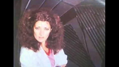 Marie Michle Desrosiers   Devant la porte du caf