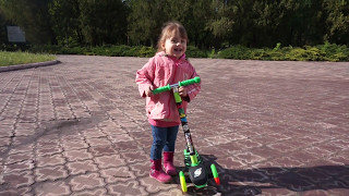 Учимся кататься на самокате в парке: видео для детей Учимся кататься на самокате в парке: видео для детей