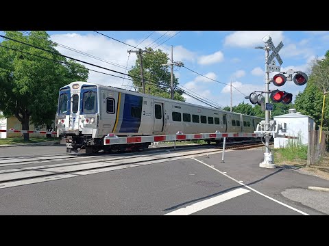 LIRR 9086 M9 Passenger Train (8014) @ Clinton St Railroad Crossing, Farmingdale NY (Bell Still Dead)