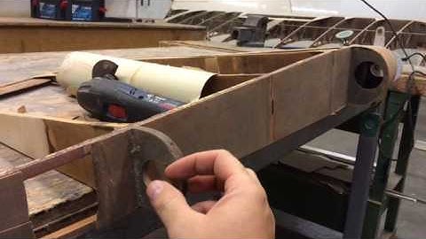 Glue joints of rudder spar web and D-ribs lacking integrity