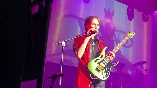 Steve Vai stops playing Bad Horsie in Oslo because of guitar out of tune. June 16th 2022
