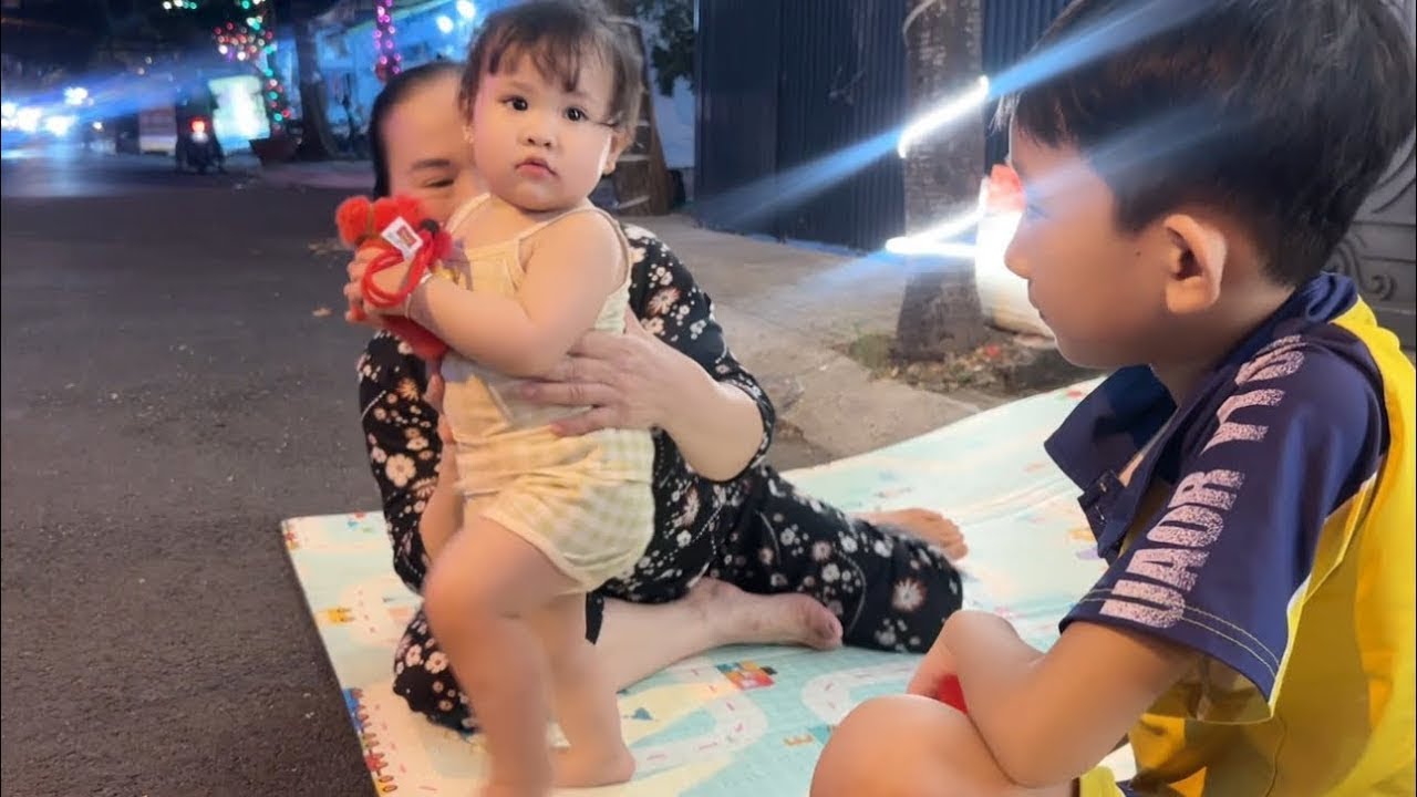 Nay em đã biết đi vững vàng rồi cô chú ơi . Em mời máy chị món cơm sườn nướng nè ngon xuất sắc luôn