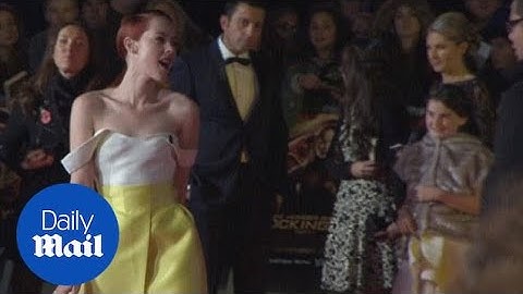 Jena Malone in daring thigh split dress at Hunger Games premiere - Daily Mail