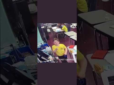 شاهد لحظة إنقاذ طالب اختنق بغطاء علبة الماء حيث تمكنت المعلمة من إخراجها بطريقة مناورة هيمليك