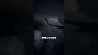 Raio atinge avião em pleno voo — e o que acontece vai te surpreender #aviacao #aviao #curiosidades