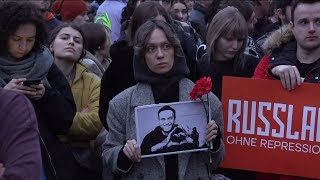 Hundreds gather in front of Russia's embassy in Berlin after Alexei Navalny's death | AFP