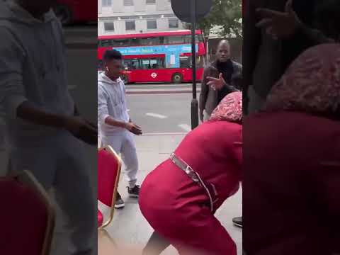 سودانيه صاحبة مطعم تتعرض للاعتداء من قبل سوداني في داخل محلها في قلب لندن