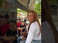 Sofía la Reina de la Alegría Junto a Ramón Martínez y los estudiantes de la Esc. P Ripiao
