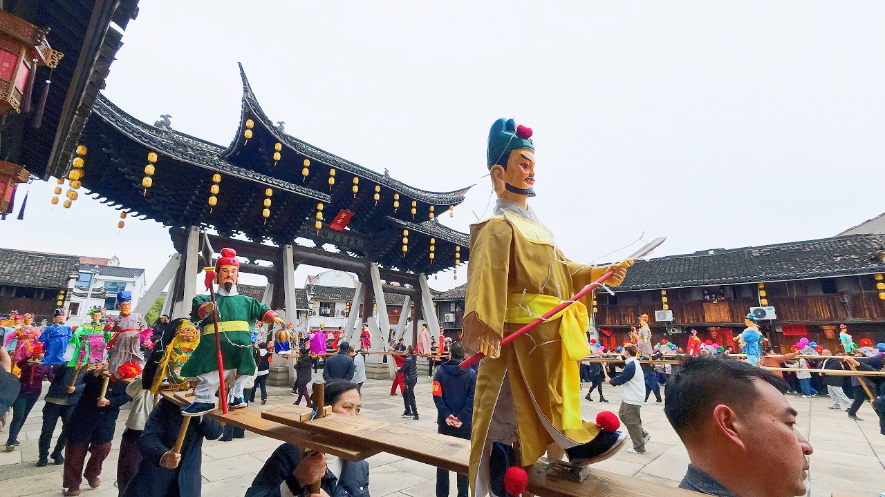 Китайские деревенские новогодние традиции – множество фонарей собираются вместе, зрелище впечатляет