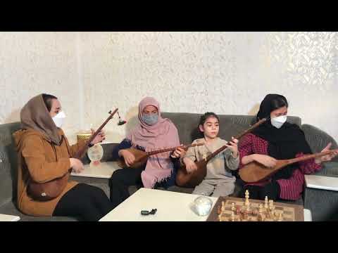 اجرای گروهی آهنگ دونم دونم توسط بهار رحیمی و هنرجویان دوتار   