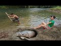 Primitive Life - Solo Bushcraft Finding Fish In Mud Cracks - Survival Alone Catch Big Fish