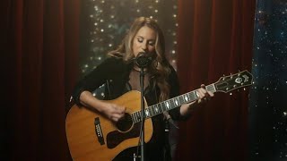 Caitlyn Smith performs I Can’t