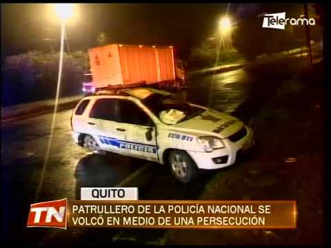 Patrullero de la policía nacional se volcó en medio de una persecución