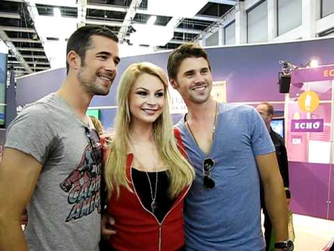 Thore Schölermann, Jo Weil und Jana Julie Kilka auf der IFA 03.09.11- Fotosession - YouTube