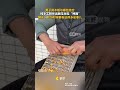 A man combined a wooden board with screws and made a magic tool for removing corn kern