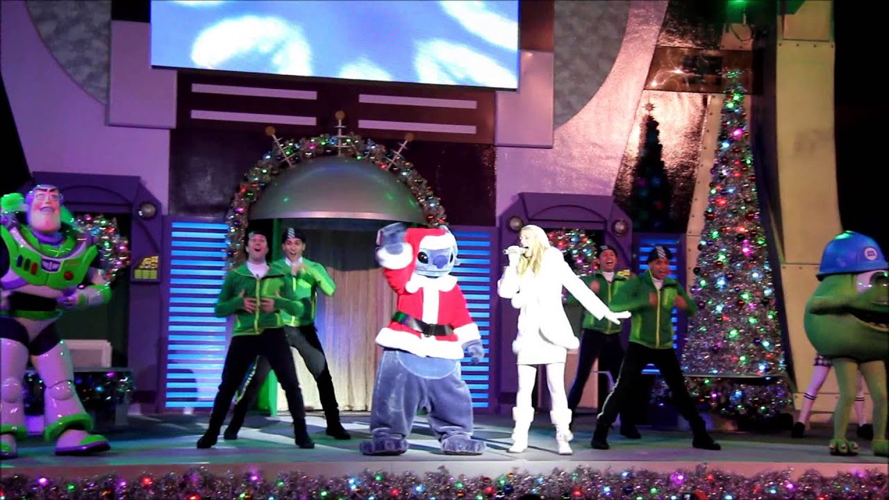 Mike Wazowski falls on stage :(