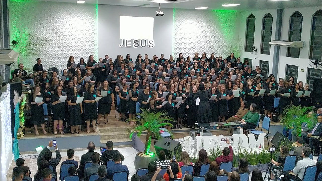 Coral União Feminina cantando o hino 