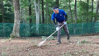 【ルンルンの裏庭】ドッグランの手入れに余念がないお父さん