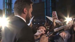 ヒュー・ジャックマンのサインは超高速！　「X-MEN：フューチャー＆パスト」レッドカーペット