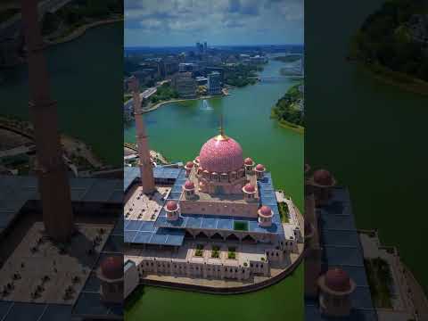 مسجد بوترا في وسط كوالالمبور عاصمة ماليزيا