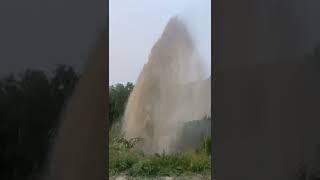 В Петропавловске из-под земли забил фонтан грязной воды (видео) В Петропавловске из-под земли забил фонтан грязной воды (видео)