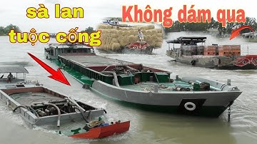 Ghe chở gạch không dám qua.sà lan vượt cống thất bại khi gặp nước chảy siết tại cống 7 cửa Trà Vinh