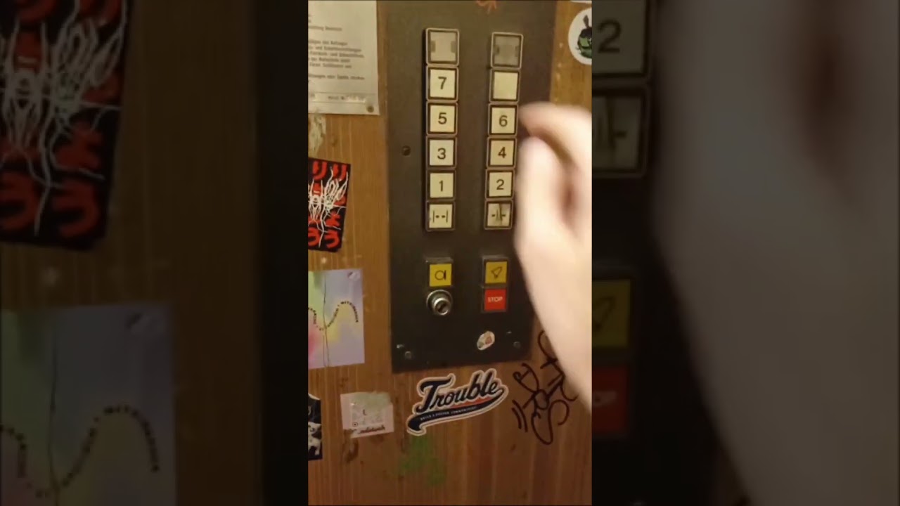 TAKRAF-Aufzug in der Berliner Genslerstra&szlig;e 13