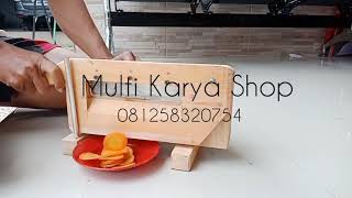 pengiris wortel isi risol dan kerupuk lontong dan aneka keripik