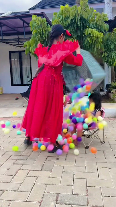 Peri merah usil banget