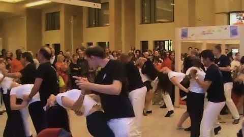 IZFM Intl Zouk FlashMob 16 Sep 2012 View2 Brussels Central Station IMPROVED SOUND