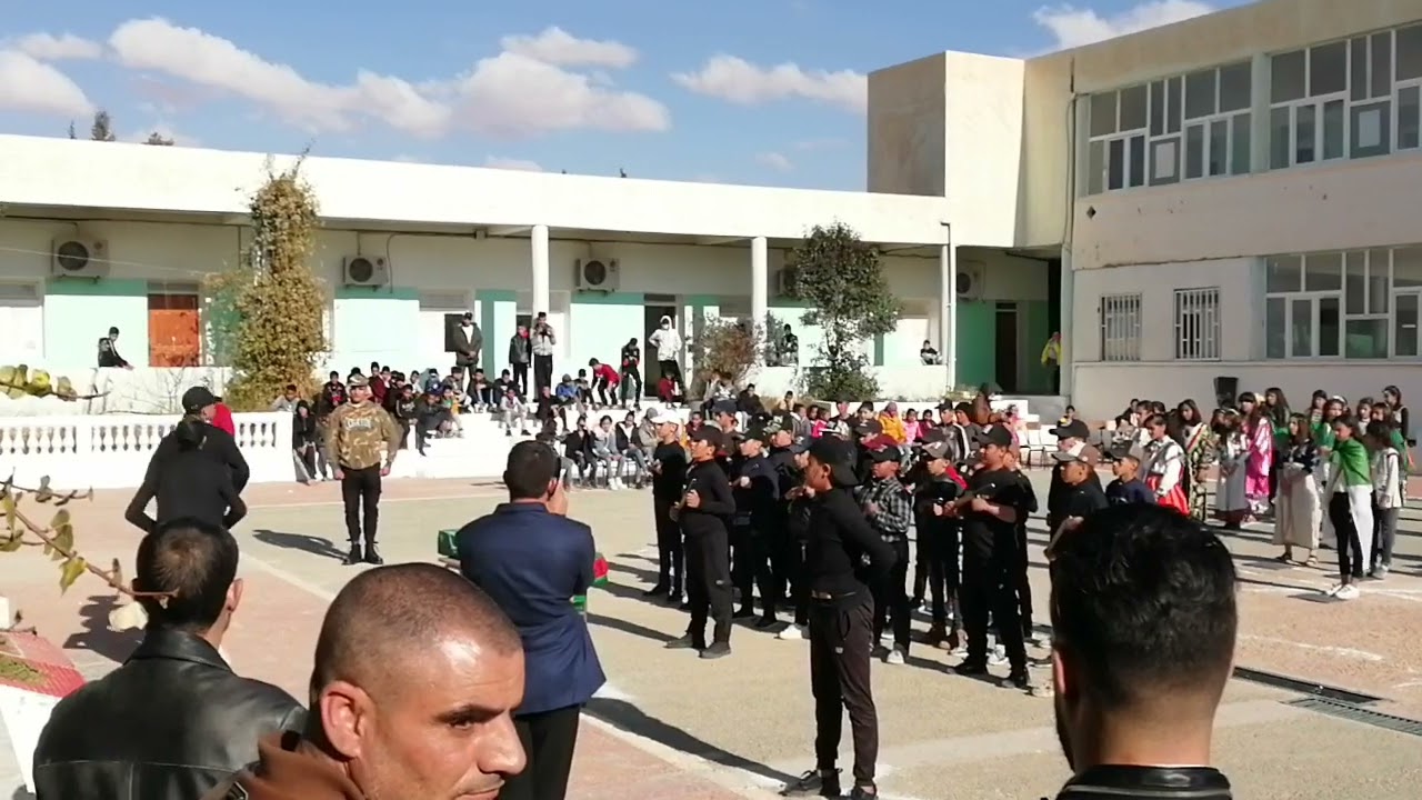 عرض لتلاميذ متوسطة الشهيد زرنوح محمد بمناسبة يوم الشهيد 18 فيفري (جمعية رؤى المستقبل)