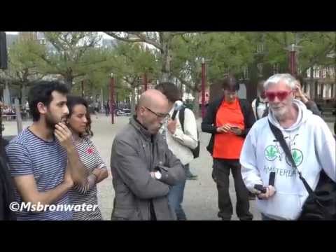 cameraman frank buis Fuck  Abulkasim Al-Jaberi Tijdens demonstratie 'Fuck Racisme Fuck de Koning'.