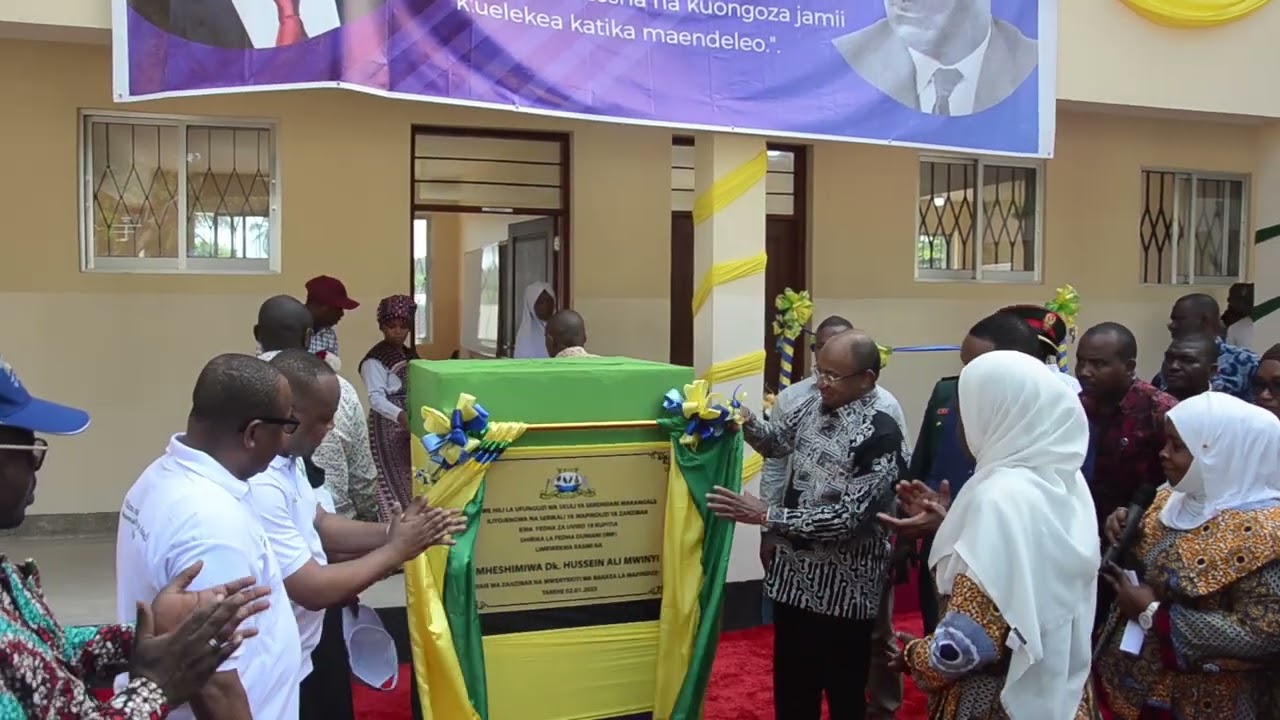 Mshuhudie Rais Mwinyi akiifungua Skuli ya Ghorofa huko Makangale Pemba  #MDtvznz