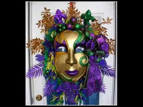 Homemade Mardi Gras Wreath ⋆ Dollar Crafter