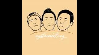 Download lagu aku hanyalah tangis di antara tawamu dan dirinya . Ngatmombilung