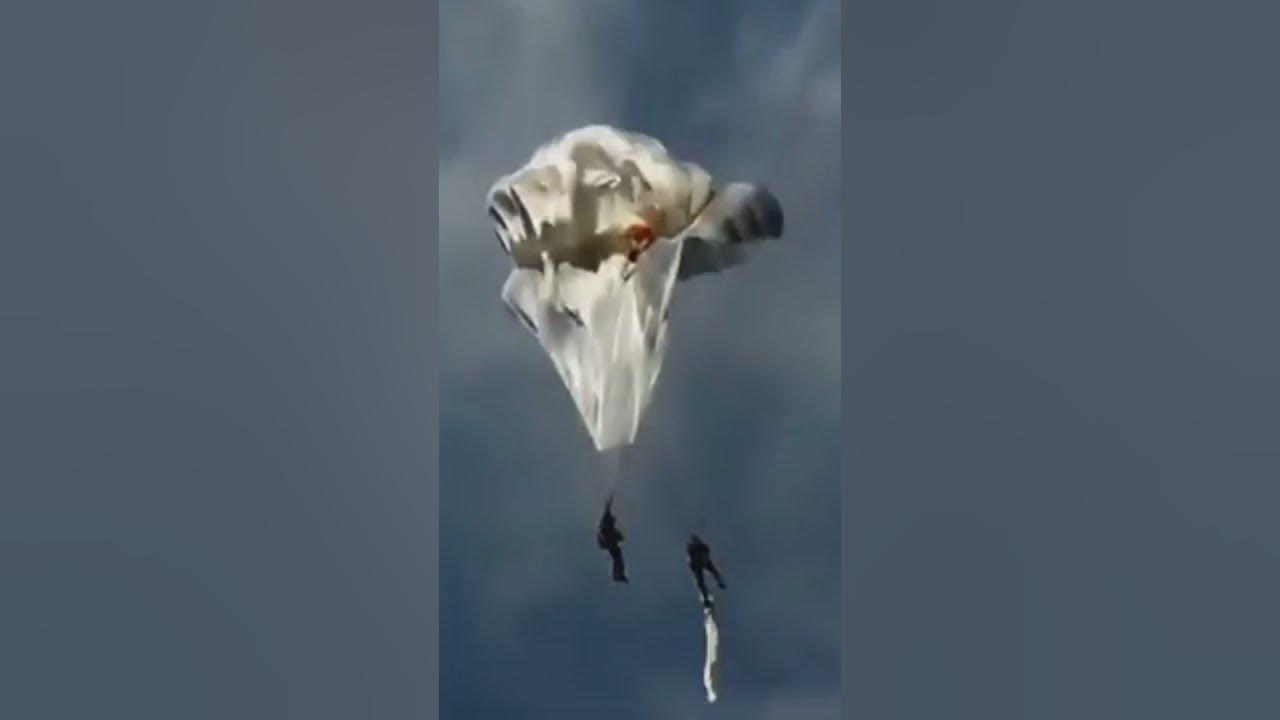 Схождение парашютистов в воздухе