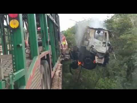 Carreta bate, fica pendurada, pega fogo, e motorista morre queimado no MA