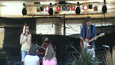 DEA with Renee Wood perform "Can't Leave You Alone"